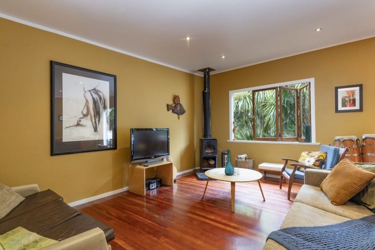 Photo of property in 33 Glenesk Road, Piha, New Lynn, 0772
