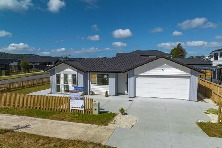 Photo of property in 23 Mcindoe Road, Kumeu, 0810