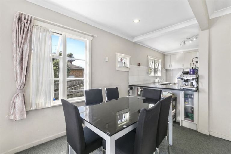 Photo of property in 183 Carlisle Road, Northcross, Auckland, 0632