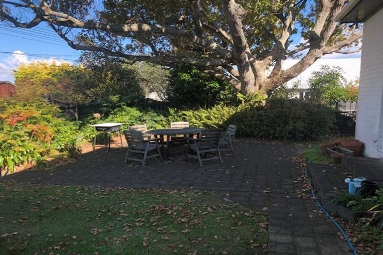 Photo of property in 70 Norwood Road, Bayswater, Auckland, 0622