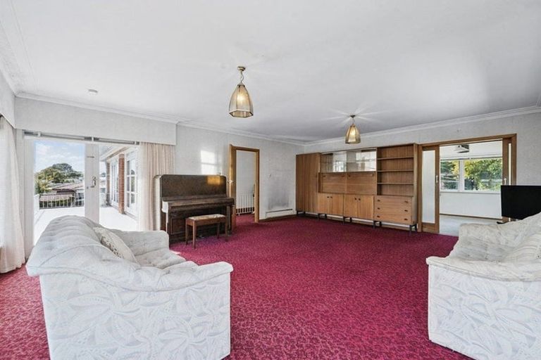 Photo of property in 18 Millbrook Road, Henderson, Auckland, 0612