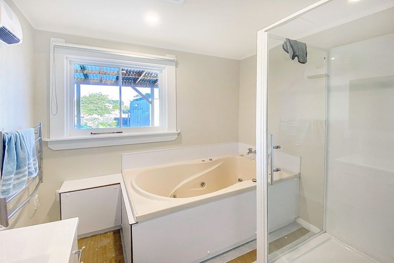 Photo of property in 10 Paraekaretu Street, Hunterville, 4730