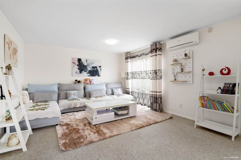 Photo of property in 10 Broadfield Street, Massey, Auckland, 0614