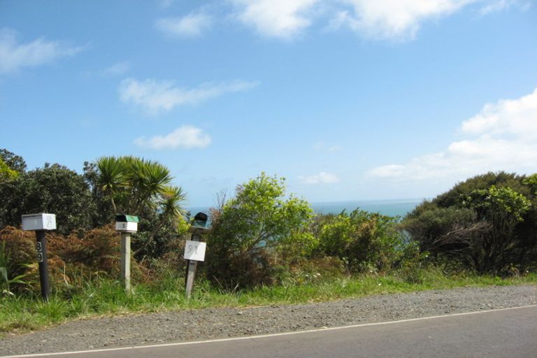 Photo of property in 89 Piha Road, Piha, 0772