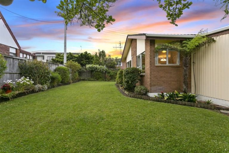 Photo of property in 3/5 Tobruk Crescent, Milford, Auckland, 0620