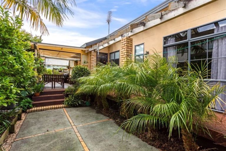 Photo of property in 15b Harrybrook Road, Green Bay, Auckland, 0604