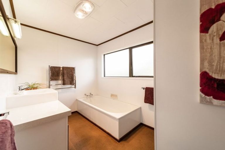 Photo of property in 18 Poplar Drive, Kelvin Heights, Queenstown, 9300