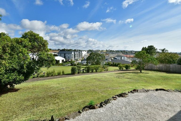 Photo of property in 12 Tawhana Crescent, Red Beach, 0932