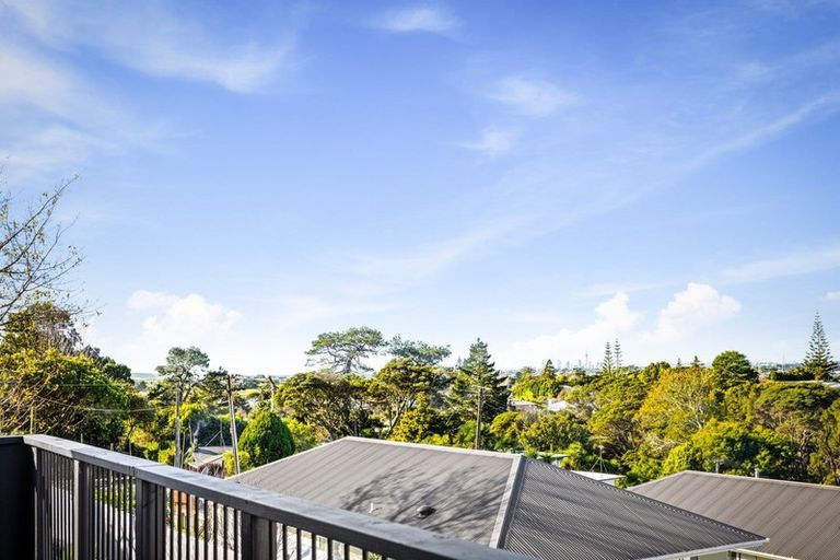 Photo of property in 9a Valron Road, Te Atatu South, Auckland, 0602