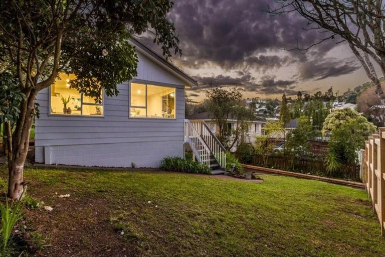 Photo of property in 17 Wanita Place, Totara Vale, Auckland, 0629