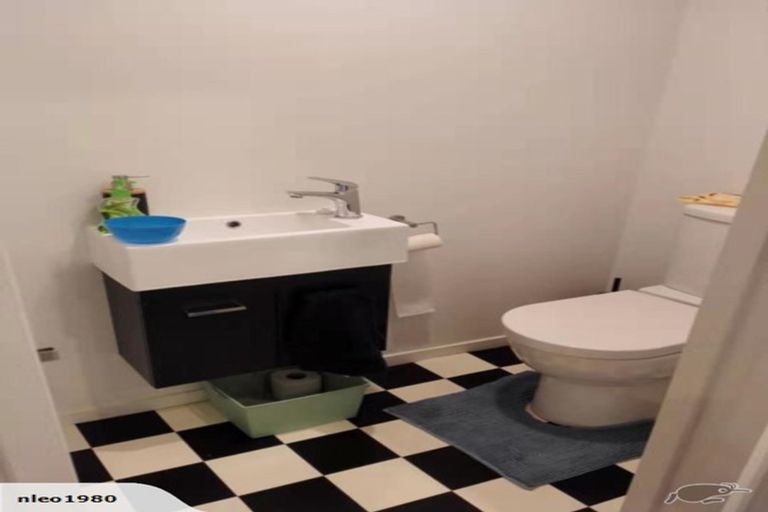 Photo of property in 28 Staincross Street, Green Bay, Auckland, 0604