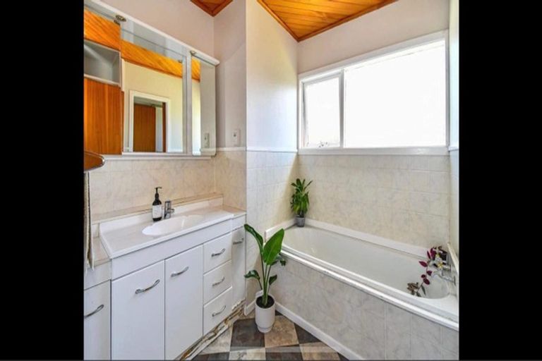 Photo of property in 16 Mccall Place, Opaheke, Papakura, 2113