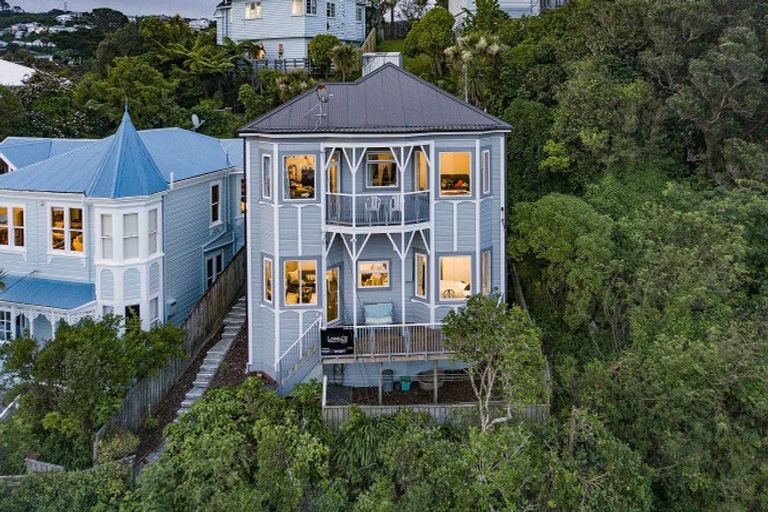 Photo of property in 112 Kelburn Parade, Kelburn, Wellington, 6012
