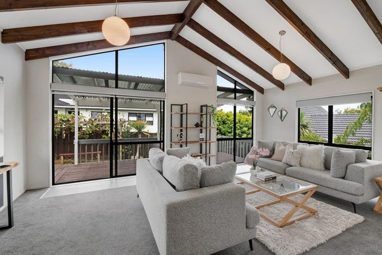 Photo of property in 2/15 Tetrarch Place, Totara Vale, Auckland, 0629