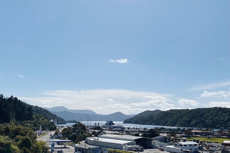 Photo of property in 28 Gravesend Place, Picton, 7220