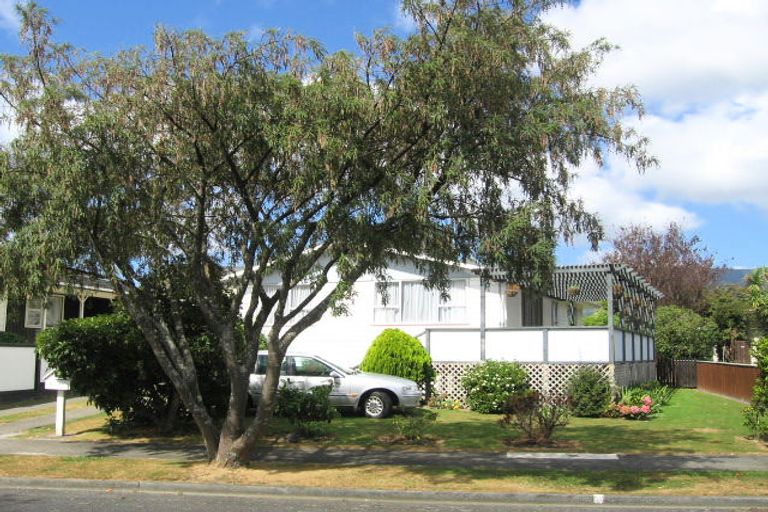 Photo of property in 8 Omaha Grove, Totara Park, Upper Hutt, 5018