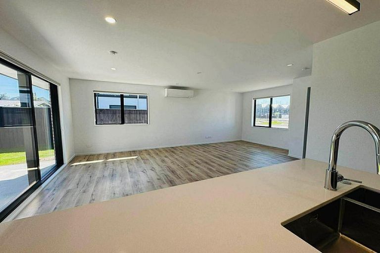 Photo of property in 17 Akoranga Place, Hornby, Christchurch, 8042