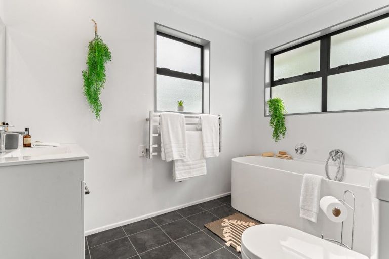 Photo of property in 7a Kempton Street, Greytown, 5712