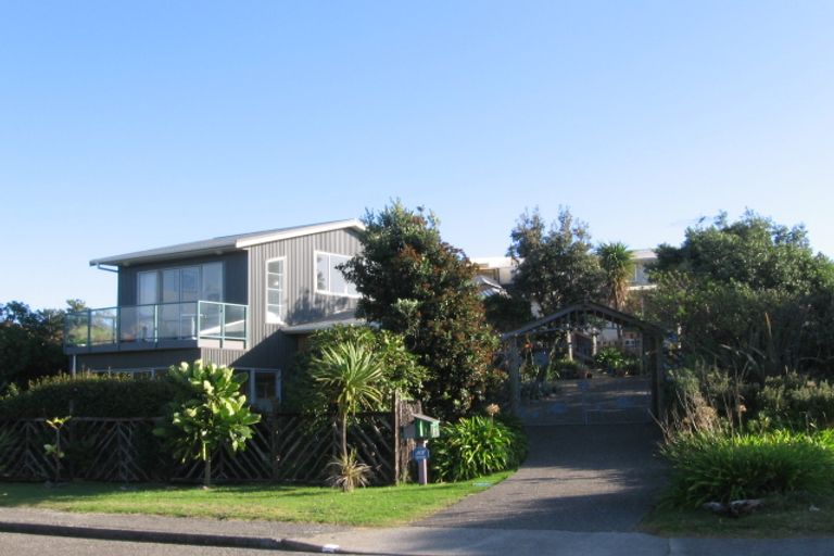 Photo of property in 51 Field Way, Waikanae Beach, Waikanae, 5036