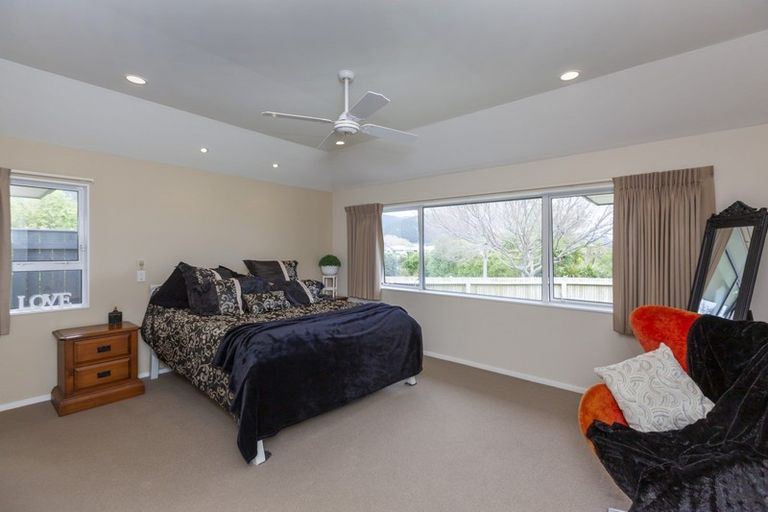 Photo of property in 2 Cascade Way, Paraparaumu, 5032