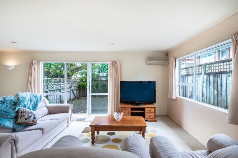 Photo of property in 2/6 Marsh Avenue, Forrest Hill, Auckland, 0620