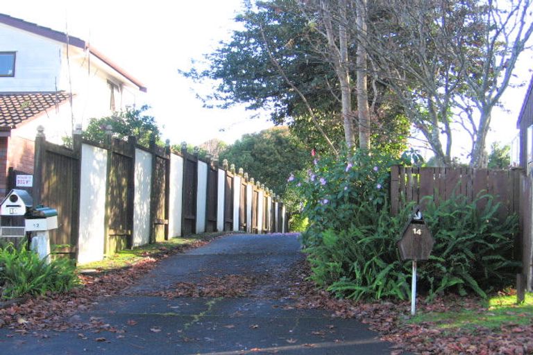 Photo of property in 14 Palmetto Place, Goodwood Heights, Auckland, 2105