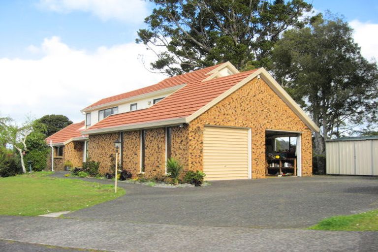 Photo of property in 15 Atarua Gardens, Waiatarua, Auckland, 0604