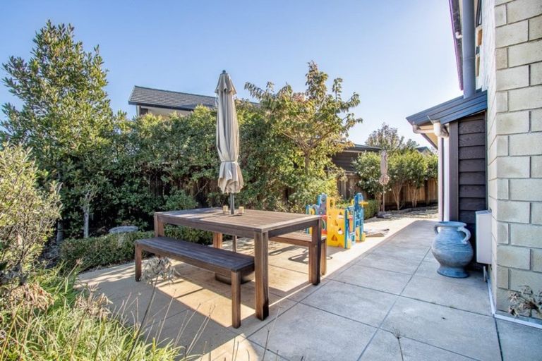 Photo of property in 17 Bluewater Place, Paraparaumu, 5032