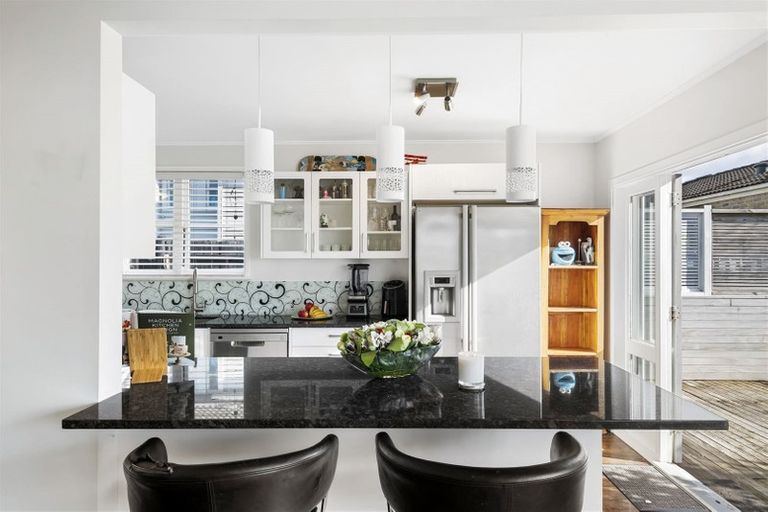 Photo of property in 83 Onewa Road, Northcote, Auckland, 0627