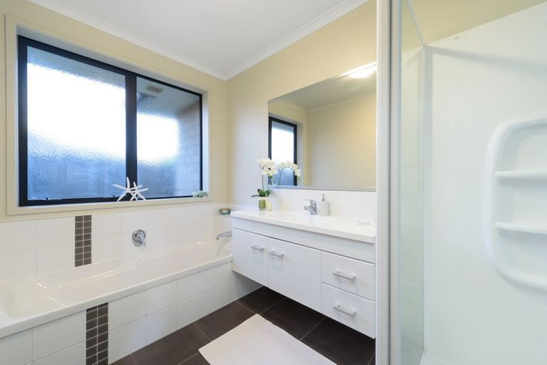 Photo of property in 82 Carrington Drive, Papamoa Beach, Papamoa, 3118