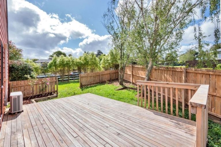 Photo of property in 5 Kayle Glen, West Harbour, Auckland, 0618