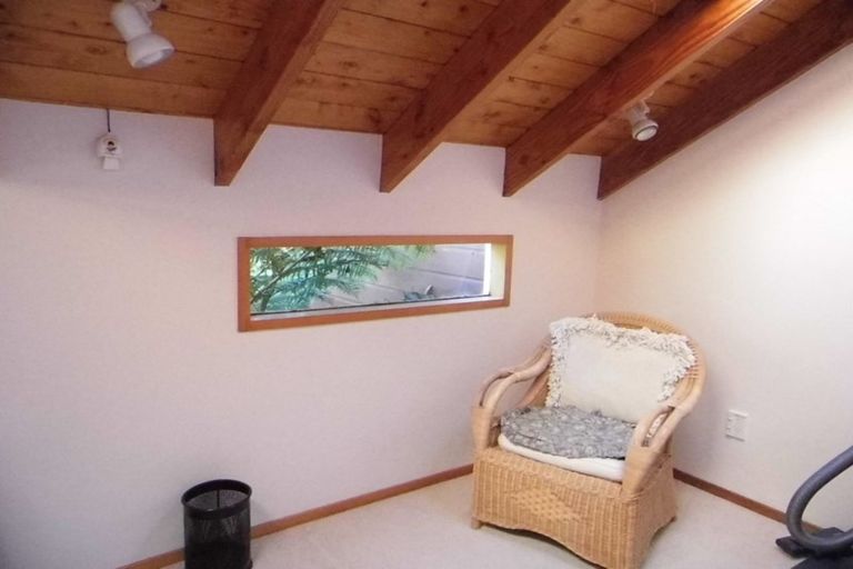 Photo of property in 5 Kekeno Grove, Tirohanga, Lower Hutt, 5010