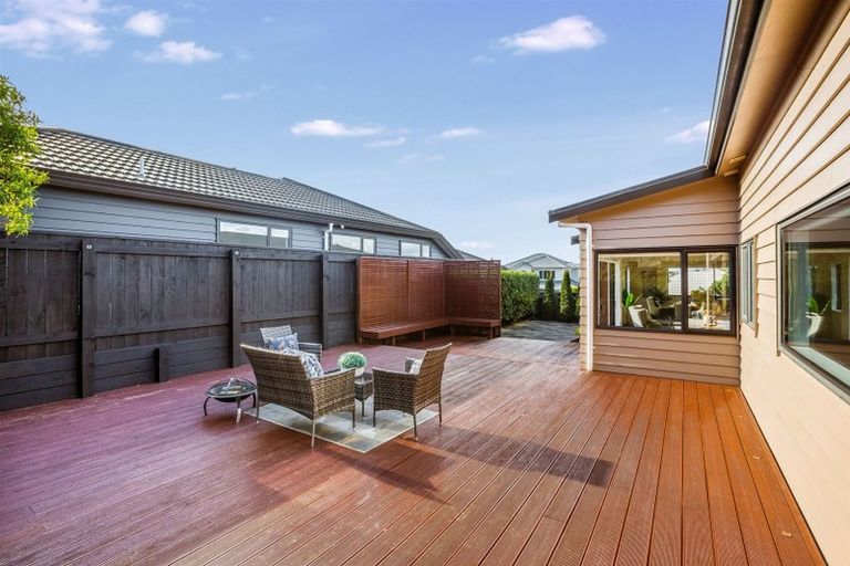 Photo of property in 32 Tongariro Drive, Aotea, Porirua, 5024