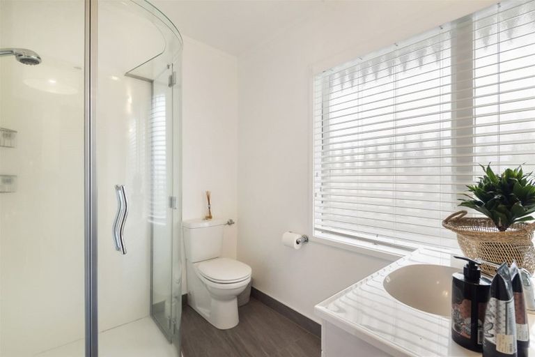 Photo of property in 8 Riviera Place, Hauraki, Auckland, 0622