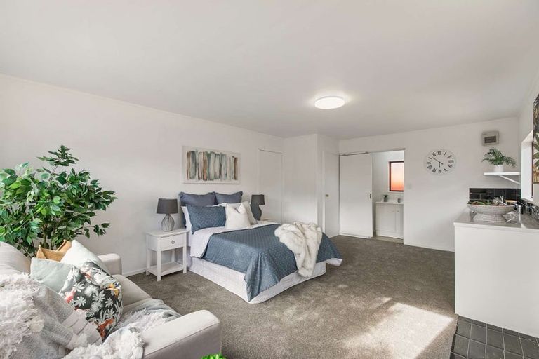 Photo of property in 40 Beach Road, Te Atatu Peninsula, Auckland, 0610