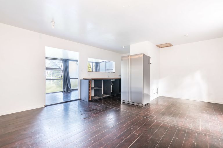 Photo of property in 73 Takahe Road, Titirangi, Auckland, 0604