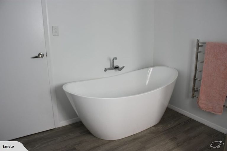 Photo of property in 52 Poto Road, Normandale, Lower Hutt, 5010