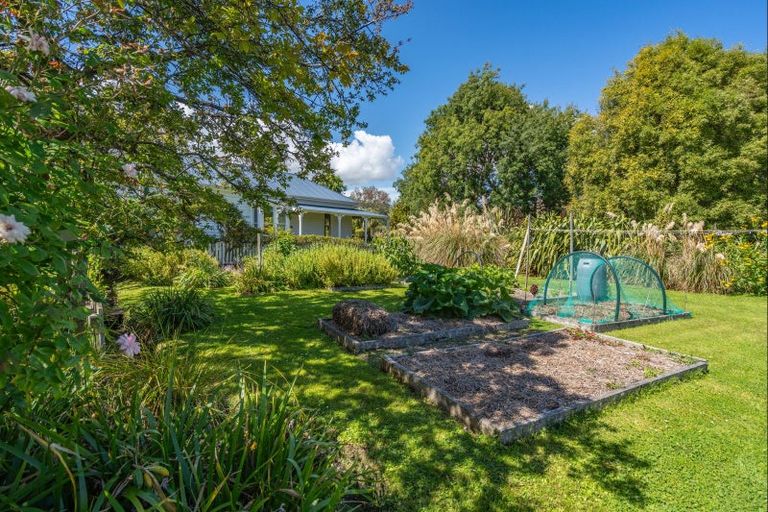 Photo of property in 5849 Christchurch Akaroa Road, Duvauchelle, Akaroa, 7582