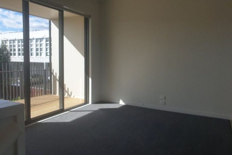 Photo of property in 7/5 Peachgrove Road, Te Atatu Peninsula, Auckland, 0610
