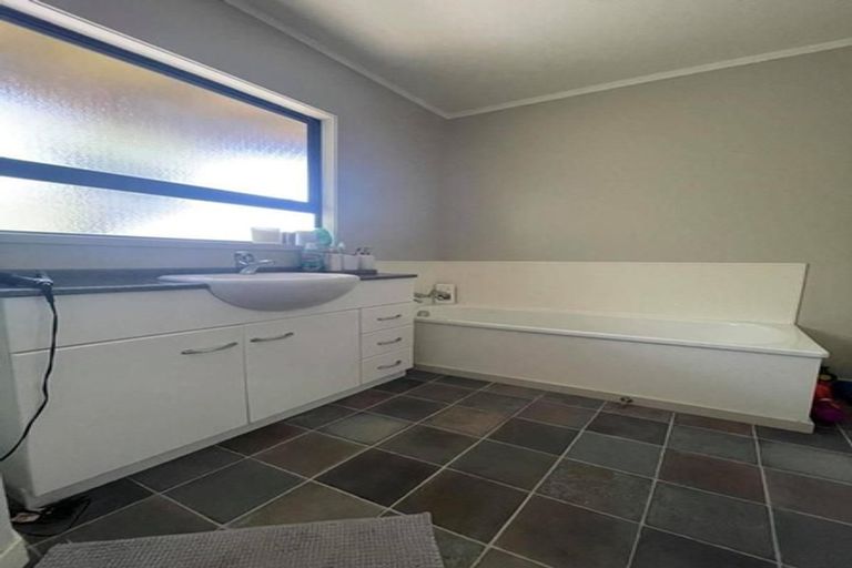 Photo of property in 19 Rayner Road, Piha, New Lynn, 0772