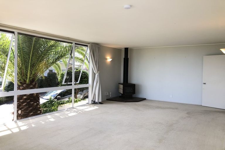 Photo of property in 1/11 Parr Terrace, Castor Bay, Auckland, 0620