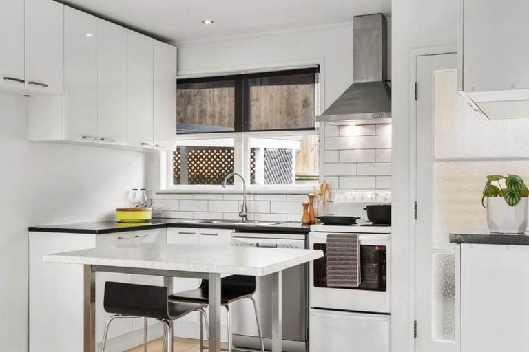 Photo of property in 75a Vandeleur Avenue, Birkdale, Auckland, 0626