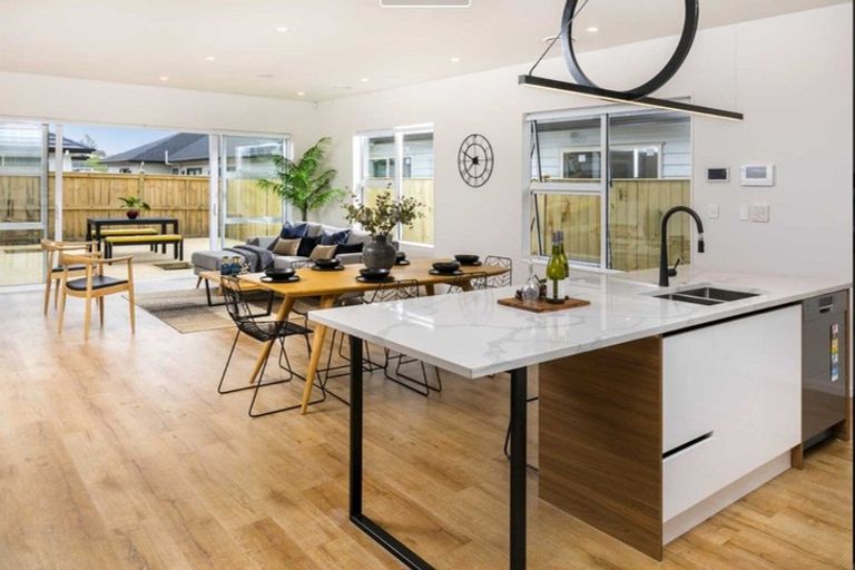 Photo of property in 60 Schoolside Road, Kumeu, 0810