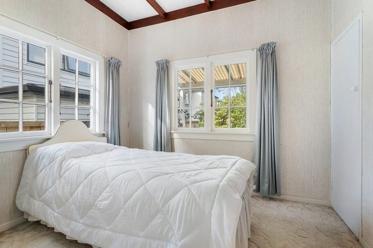 Photo of property in 1 Manor Place, Point Chevalier, Auckland, 1022