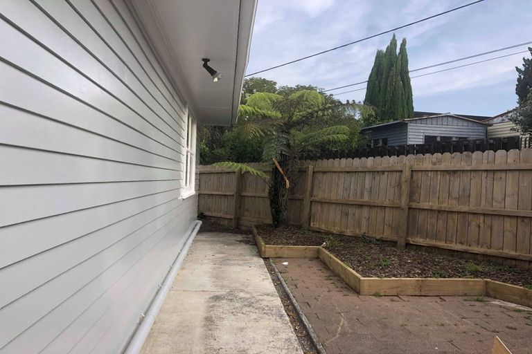 Photo of property in 2/9 College Road, Northcote, Auckland, 0627