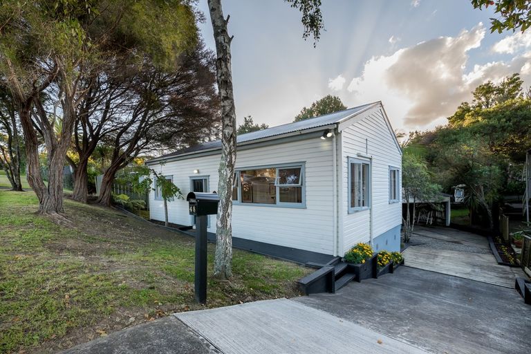 Photo of property in 48 Eastglen Road, Glen Eden, Auckland, 0602