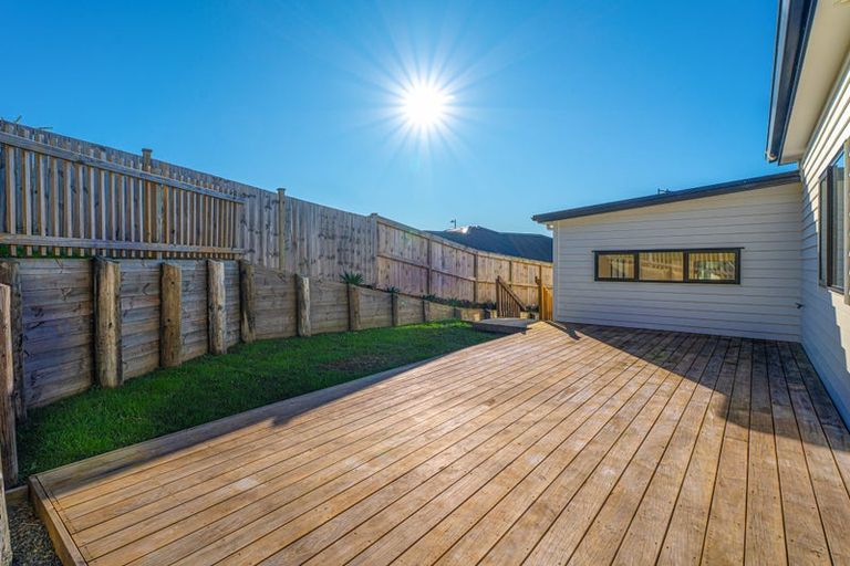 Photo of property in 16 Awa Avenue, Helensville, 0800