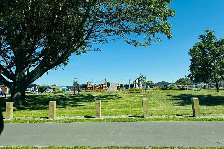 Photo of property in 17 Akoranga Place, Hornby, Christchurch, 8042