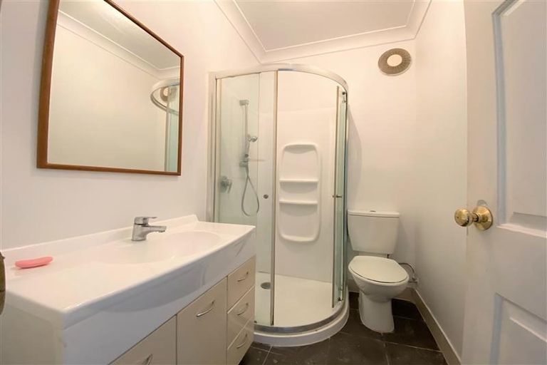 Photo of property in 6 West Harbour Drive, West Harbour, Auckland, 0618