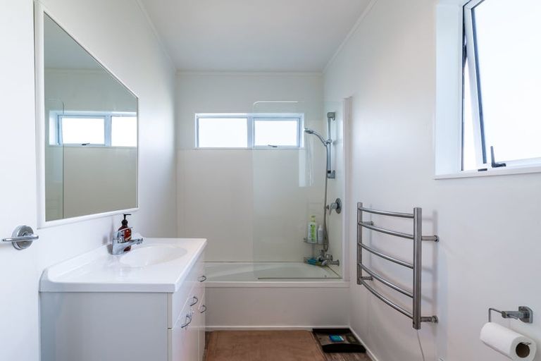 Photo of property in 1/34 Lambrown Drive, Totara Vale, Auckland, 0629